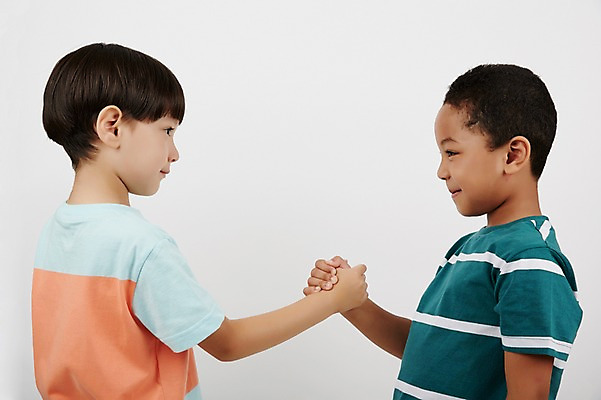 포토 JPG 스튜디오촬영 외국인 남자 흑인 실내 상반신 두명 옆모습 캐주얼 친구 마주보기 손잡기 경쟁 우정 유치원생 의리 소년만 국내포토 서양인 옷 어린이 뷰포인트 컨셉 관계 모션 사람 인종 내부 남자만 어린이만 파일형식