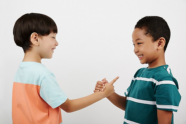 포토 JPG 스튜디오촬영 외국인 남자 흑인 실내 미소 상반신 두명 옆모습 캐주얼 친구 마주보기 손잡기 경쟁 우정 유치원생 가리킴 의리 소년만 국내포토 서양인 옷 어린이 뷰포인트 컨셉 관계 모션 표정 사람 인종 손짓 내부 남자만 어린이만 파일형식