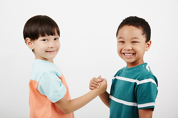 포토 JPG 스튜디오촬영 외국인 남자 흑인 실내 미소 상반신 두명 옆모습 캐주얼 친구 마주보기 손잡기 경쟁 우정 유치원생 의리 소년만 국내포토 서양인 옷 어린이 뷰포인트 컨셉 관계 모션 표정 사람 인종 내부 남자만 어린이만 파일형식