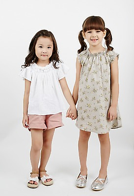 포토 JPG 스튜디오촬영 전신 외국인 원피스 여자 실내 사랑 서기 두명 앞모습 친구 손잡기 다정 우정 유치원생 한국인 샌들 단화 평등 소녀만 국내포토 옷 감정 어린이 뷰포인트 신발 컨셉 관계 모션 사람 동양인 인종 내부 여성화 여자만 어린이만 파일형식