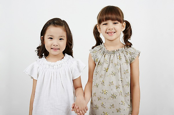 포토 JPG 스튜디오촬영 외국인 원피스 여자 실내 사랑 미소 상반신 두명 앞모습 친구 손잡기 다정 우정 유치원생 한국인 평등 소녀만 국내포토 옷 감정 어린이 뷰포인트 컨셉 관계 모션 표정 사람 동양인 인종 내부 여자만 어린이만 파일형식