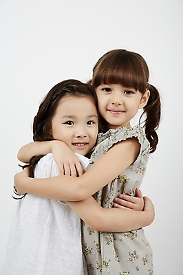 포토 JPG 스튜디오촬영 외국인 원피스 여자 포옹 실내 사랑 상반신 두명 옆모습 친구 다정 우정 유치원생 한국인 평등 소녀만 국내포토 옷 감정 어린이 뷰포인트 컨셉 관계 안기 사람 동양인 인종 내부 여자만 어린이만 파일형식