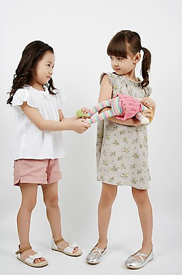 포토 JPG 스튜디오촬영 전신 외국인 원피스 여자 인형 실내 서기 두명 친구 마주보기 유치원생 한국인 샌들 싸움 단화 소녀만 뺏기 국내포토 옷 어린이 신발 관계 모션 사람 동양인 인종 내부 여성화 여자만 어린이만 파일형식