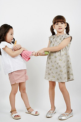 포토 JPG 스튜디오촬영 전신 외국인 원피스 여자 실내 서기 두명 옆모습 친구 유치원생 한국인 샌들 싸움 단화 소녀만 뺏기 국내포토 옷 어린이 뷰포인트 신발 관계 모션 사람 동양인 인종 내부 여성화 여자만 어린이만 파일형식