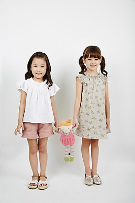 포토 JPG 스튜디오촬영 전신 외국인 원피스 여자 인형 함께함 실내 서기 미소 두명 앞모습 친구 다정 우정 유치원생 한국인 잡기 소녀만 국내포토 옷 어린이 뷰포인트 컨셉 관계 모션 표정 사람 동양인 인종 내부 여자만 어린이만 파일형식