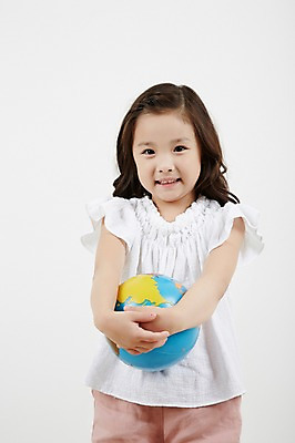 포토 JPG 스튜디오촬영 여자 안기 실내 한명 서기 미소 상반신 앞모습 글로벌 지구본 유치원생 한국인 보호 소중 소녀한명만 국내포토 1 어린이 뷰포인트 컨셉 모션 표정 사람 동양인 내부 여자한명만 소녀만 파일형식