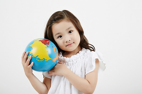 포토 JPG 스튜디오촬영 여자 실내 한명 들기 상반신 앞모습 글로벌 지구본 유치원생 한국인 보호 소중 소녀한명만 국내포토 1 어린이 뷰포인트 컨셉 모션 사람 동양인 내부 여자한명만 소녀만 파일형식