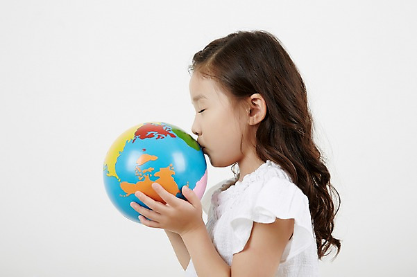 포토 JPG 스튜디오촬영 여자 키스 실내 한명 상반신 옆모습 글로벌 지구본 눈감음 유치원생 한국인 보호 소중 소녀한명만 국내포토 1 어린이 뷰포인트 컨셉 모션 사람 동양인 내부 애정표현 여자한명만 소녀만 파일형식