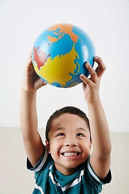 포토 JPG 스튜디오촬영 외국인 남자 흑인 실내 한명 미소 들기 상반신 앞모습 글로벌 지구본 손들기 유치원생 보호 소중 소년한명만 국내포토 서양인 1 어린이 뷰포인트 컨셉 모션 표정 사람 인종 내부 남자한명만 소년만 파일형식