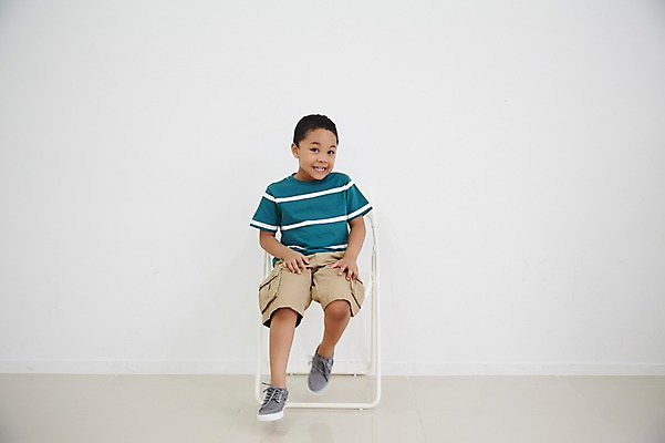 포토 JPG 스튜디오촬영 전신 외국인 남자 흑인 운동화 실내 한명 앉기 앞모습 캐주얼 유치원생 소년한명만 국내포토 서양인 1 옷 어린이 뷰포인트 신발 모션 사람 인종 내부 남자한명만 소년만 파일형식