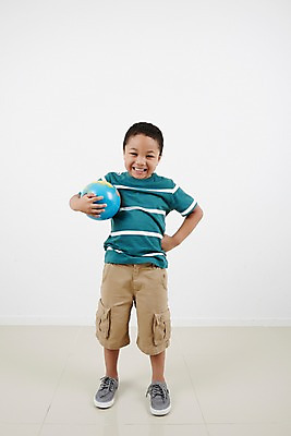 포토 JPG 스튜디오촬영 전신 외국인 남자 허리손 흑인 운동화 안기 실내 한명 서기 미소 앞모습 캐주얼 글로벌 지구본 유치원생 보호 소중 소년한명만 국내포토 서양인 1 옷 어린이 뷰포인트 포즈 신발 컨셉 모션 표정 사람 인종 내부 남자한명만 소년만 파일형식