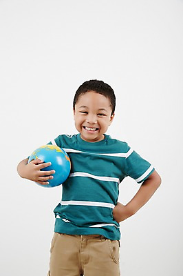 포토 JPG 스튜디오촬영 외국인 남자 허리손 흑인 안기 실내 한명 서기 미소 상반신 앞모습 캐주얼 글로벌 지구본 유치원생 보호 소중 소년한명만 국내포토 서양인 1 옷 어린이 뷰포인트 포즈 컨셉 모션 표정 사람 인종 내부 남자한명만 소년만 파일형식