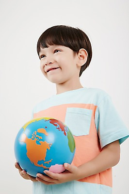 포토 JPG 스튜디오촬영 외국인 남자 실내 한명 들기 상반신 글로벌 지구본 유치원생 보호 소중 소년한명만 국내포토 1 어린이 컨셉 모션 사람 인종 내부 남자한명만 소년만 파일형식