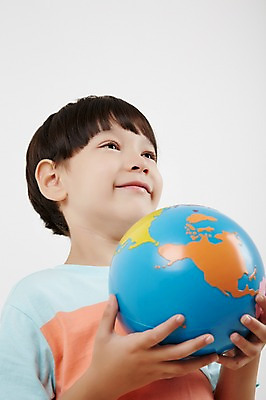 포토 JPG 스튜디오촬영 외국인 남자 로우앵글 실내 한명 들기 상반신 글로벌 지구본 유치원생 보호 소중 소년한명만 국내포토 1 어린이 뷰포인트 컨셉 모션 사람 인종 내부 남자한명만 소년만 파일형식