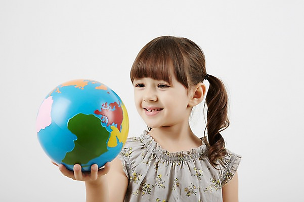 포토 JPG 스튜디오촬영 외국인 응시 여자 실내 한명 미소 들기 상반신 앞모습 글로벌 지구본 유치원생 보호 소중 소녀한명만 국내포토 1 시선 어린이 뷰포인트 컨셉 모션 표정 사람 인종 내부 여자한명만 소녀만 파일형식