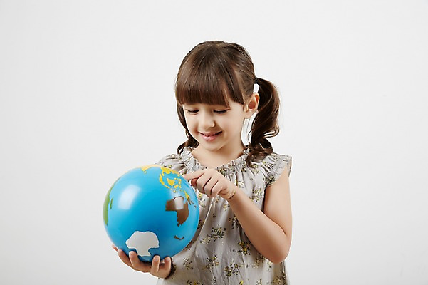 포토 JPG 스튜디오촬영 외국인 여자 실내 한명 들기 상반신 앞모습 글로벌 지구본 유치원생 가리킴 보호 소중 소녀한명만 국내포토 1 어린이 뷰포인트 컨셉 모션 사람 인종 손짓 내부 여자한명만 소녀만 파일형식