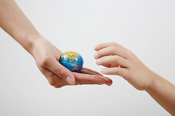 포토 JPG 스튜디오촬영 손 실내 사람 성인 두명 신체부위 지구본 유치원생 보호 소중 주기 국내포토 어린이 컨셉 모션 내부 파일형식