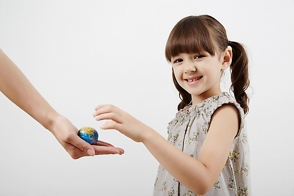 포토 JPG 스튜디오촬영 외국인 여자 실내 미소 상반신 성인 두명 옆모습 신체부위 지구본 유치원생 보호 소중 주기 국내포토 어린이 뷰포인트 컨셉 모션 표정 사람 인종 내부 파일형식