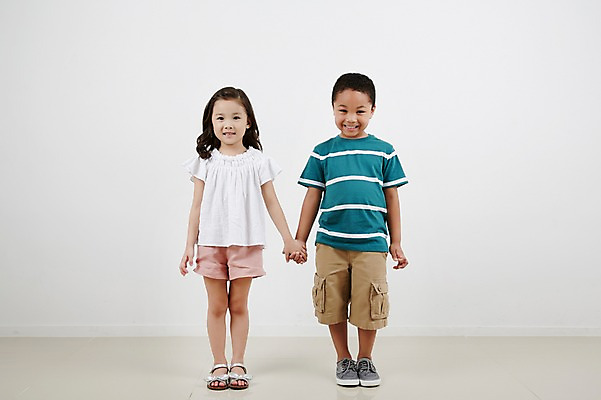 포토 JPG 스튜디오촬영 전신 외국인 여자 남자 흑인 운동화 실내 사랑 서기 미소 두명 앞모습 캐주얼 친구 손잡기 다정 우정 유치원생 한국인 샌들 평등 어린이만 국내포토 서양인 옷 감정 어린이 뷰포인트 신발 컨셉 관계 모션 표정 사람 동양인 인종 내부 파일형식