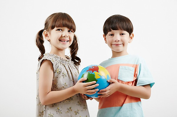 포토 JPG 스튜디오촬영 외국인 여자 남자 실내 미소 들기 상반신 두명 앞모습 옆모습 친구 지구본 유치원생 보호 소중 어린이만 국내포토 어린이 뷰포인트 컨셉 관계 모션 표정 사람 인종 내부 파일형식