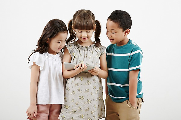 포토 JPG 스튜디오촬영 외국인 응시 여자 남자 흑인 실내 서기 상반신 앞모습 세명 친구 태블릿 유치원생 한국인 웹서핑 스마트 주머니손 편리함 관심 어린이만 내려보기 국내포토 서양인 시선 어린이 뷰포인트 컨셉 관계 모션 사람 동양인 인종 내부 전자제품 스마트기기 파일형식