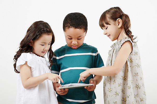 포토 JPG 스튜디오촬영 외국인 응시 여자 남자 흑인 실내 상반신 앞모습 옆모습 세명 친구 태블릿 유치원생 터치 한국인 가리킴 스마트 편리함 관심 어린이만 내려보기 국내포토 서양인 시선 어린이 뷰포인트 컨셉 관계 모션 사람 동양인 인종 손짓 내부 전자제품 스마트기기 파일형식