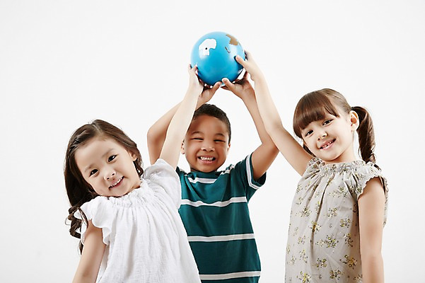 포토 JPG 스튜디오촬영 외국인 여자 남자 흑인 실내 미소 들기 상반신 앞모습 세명 친구 글로벌 지구본 손들기 유치원생 한국인 보호 소중 어린이만 국내포토 서양인 어린이 뷰포인트 컨셉 관계 모션 표정 사람 동양인 인종 내부 파일형식