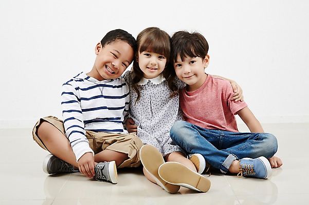 포토 JPG 스튜디오촬영 전신 외국인 여자 남자 흑인 어깨동무 함께함 실내 미소 앞모습 세명 친구 우정 유치원생 가부좌 어린이만 국내포토 서양인 어린이 뷰포인트 포즈 컨셉 관계 표정 사람 앉기 인종 내부 파일형식