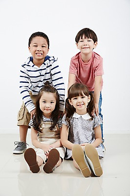 포토 JPG 스튜디오촬영 전신 외국인 여자 남자 흑인 함께함 실내 앉기 여러명 앞모습 친구 우정 유치원생 한국인 어린이만 국내포토 서양인 어린이 뷰포인트 다수 컨셉 관계 모션 사람 동양인 인종 내부 파일형식
