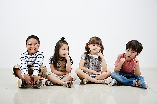 포토 JPG 스튜디오촬영 전신 외국인 여자 남자 흑인 생각 실내 여러명 앞모습 친구 유치원생 한국인 집중 고민 호기심 가부좌 어린이만 국내포토 서양인 감정 어린이 뷰포인트 다수 컨셉 관계 사람 앉기 동양인 인종 내부 파일형식