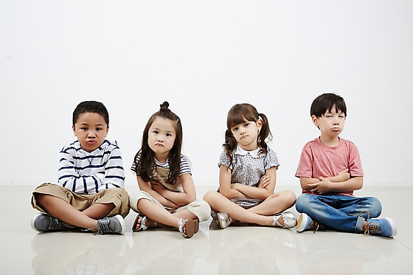 포토 JPG 스튜디오촬영 전신 외국인 여자 남자 흑인 생각 실내 여러명 앞모습 친구 팔짱 유치원생 한국인 집중 고민 호기심 가부좌 어린이만 국내포토 서양인 감정 어린이 뷰포인트 다수 컨셉 관계 모션 사람 앉기 동양인 인종 내부 파일형식