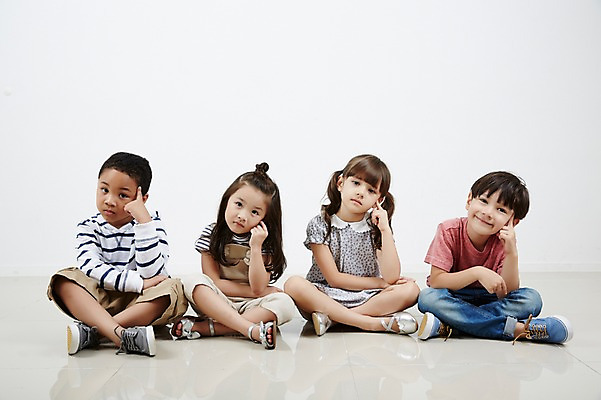 포토 JPG 스튜디오촬영 전신 외국인 여자 남자 흑인 생각 실내 여러명 앞모습 친구 유치원생 한국인 집중 고민 호기심 가부좌 어린이만 국내포토 서양인 감정 어린이 뷰포인트 다수 컨셉 관계 사람 앉기 동양인 인종 내부 파일형식