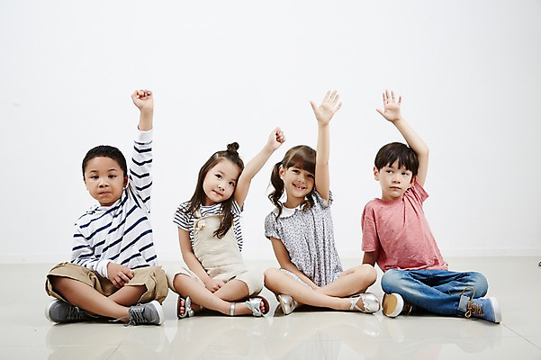 포토 JPG 스튜디오촬영 전신 외국인 여자 남자 흑인 실내 여러명 앞모습 친구 손들기 유치원생 한국인 집중 호기심 가부좌 어린이만 국내포토 서양인 감정 어린이 뷰포인트 다수 컨셉 관계 모션 사람 앉기 동양인 인종 내부 파일형식