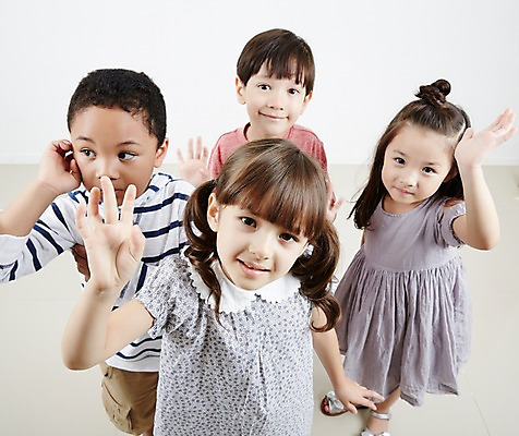 포토 JPG 스튜디오촬영 외국인 여자 남자 흑인 함께함 실내 서기 여러명 상반신 앞모습 친구 우정 유치원생 한국인 손인사 어린이만 국내포토 서양인 어린이 뷰포인트 다수 컨셉 관계 모션 사람 동양인 인종 내부 인사 파일형식