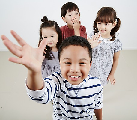 포토 JPG 스튜디오촬영 외국인 여자 남자 흑인 함께함 실내 여러명 상반신 앞모습 친구 우정 유치원생 한국인 손인사 어린이만 국내포토 서양인 어린이 뷰포인트 다수 컨셉 관계 사람 동양인 인종 내부 인사 파일형식