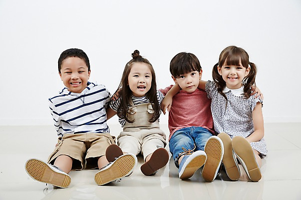 포토 JPG 스튜디오촬영 전신 외국인 여자 남자 흑인 어깨동무 함께함 실내 앉기 여러명 앞모습 친구 우정 유치원생 한국인 어린이만 국내포토 서양인 어린이 뷰포인트 포즈 다수 컨셉 관계 모션 사람 동양인 인종 내부 파일형식