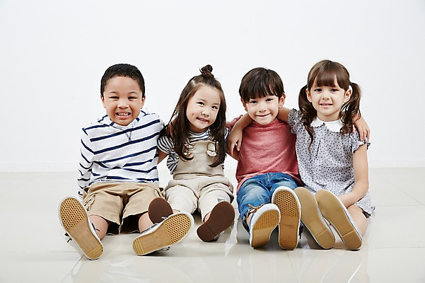 포토 JPG 스튜디오촬영 전신 외국인 여자 남자 흑인 어깨동무 함께함 실내 앉기 여러명 앞모습 친구 우정 유치원생 한국인 어린이만 국내포토 서양인 어린이 뷰포인트 포즈 다수 컨셉 관계 모션 사람 동양인 인종 내부 파일형식