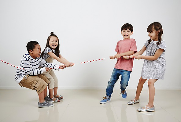 포토 JPG 스튜디오촬영 전신 외국인 여자 남자 흑인 놀이 협력 실내 서기 여러명 옆모습 친구 유치원생 한국인 도움 열정 줄다리기 어린이만 국내포토 서양인 감정 어린이 뷰포인트 다수 컨셉 관계 모션 사람 동양인 인종 내부 파일형식