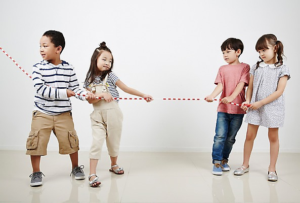 포토 JPG 스튜디오촬영 전신 외국인 여자 남자 흑인 놀이 협력 실내 서기 여러명 앞모습 친구 유치원생 한국인 도움 열정 줄다리기 어린이만 국내포토 서양인 감정 어린이 뷰포인트 다수 컨셉 관계 모션 사람 동양인 인종 내부 파일형식