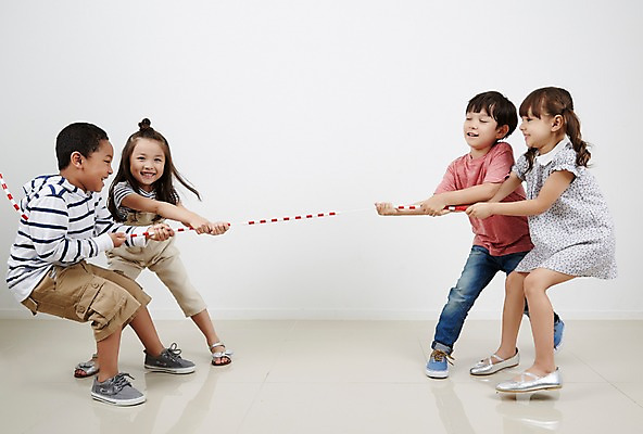 포토 JPG 스튜디오촬영 전신 외국인 여자 남자 흑인 놀이 협력 실내 서기 여러명 옆모습 친구 유치원생 한국인 도움 열정 줄다리기 어린이만 국내포토 서양인 감정 어린이 뷰포인트 다수 컨셉 관계 모션 사람 동양인 인종 내부 파일형식