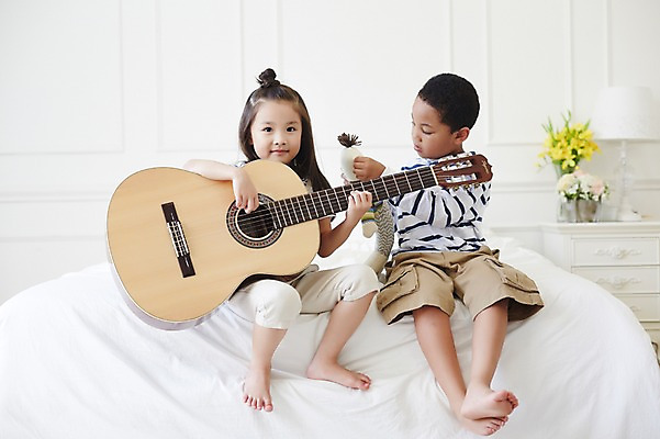 포토 JPG 전신 외국인 여자 남자 행복 흑인 연주 맨발 실내 앉기 두명 앞모습 친구 유치원생 한국인 클래식기타 즐거움 어린이만 국내포토 서양인 감정 어린이 음악 뷰포인트 관계 모션 발 사람 동양인 인종 내부 기타 파일형식