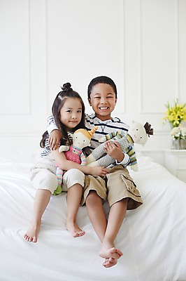 포토 JPG 전신 외국인 여자 남자 행복 인형 흑인 안기 맨발 함께함 실내 미소 앉기 두명 앞모습 친구 다정 유치원생 한국인 어린이만 국내포토 서양인 감정 어린이 뷰포인트 컨셉 관계 모션 발 표정 사람 동양인 인종 내부 파일형식