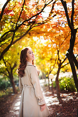 포토 JPG 주간 여자 여유 휴식 한명 상반신 20대 성인 야외 뒷모습 산책 한국인 올려보기 가을 트렌치코트 상쾌 수목원 파주 청년여자한명만 성인여자한명만 국내포토 자연요소 1 계절 감정 뷰포인트 컨셉 모션 사람 동양인 청년 코트 경기도 여자한명만 성인여자만 청년여자만 파일형식