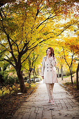 포토 JPG 주간 전신 여자 여유 휴식 한명 서기 20대 성인 야외 앞모습 걷기 산책 산책로 한국인 가을 트렌치코트 상쾌 수목원 파주 청년여자한명만 성인여자한명만 국내포토 자연요소 1 계절 감정 길 뷰포인트 컨셉 모션 사람 동양인 청년 코트 경기도 여자한명만 성인여자만 청년여자만 파일형식