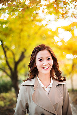 포토 JPG 주간 여자 여유 휴식 한명 미소 상반신 20대 성인 야외 앞모습 아웃포커스 산책 한국인 가을 트렌치코트 상쾌 수목원 파주 청년여자한명만 성인여자한명만 국내포토 자연요소 1 계절 감정 뷰포인트 컨셉 촬영기법 표정 사람 동양인 청년 코트 경기도 여자한명만 성인여자만 청년여자만 파일형식
