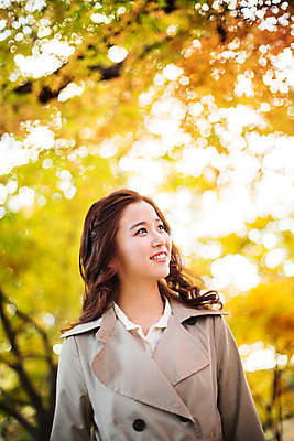 포토 JPG 주간 응시 여자 여유 휴식 한명 미소 상반신 20대 성인 야외 앞모습 아웃포커스 산책 한국인 가을 트렌치코트 상쾌 수목원 파주 청년여자한명만 성인여자한명만 국내포토 자연요소 1 시선 계절 감정 뷰포인트 컨셉 촬영기법 표정 사람 동양인 청년 코트 경기도 여자한명만 성인여자만 청년여자만 파일형식