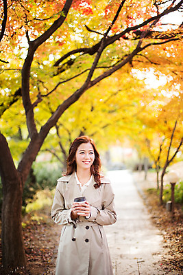 포토 JPG 주간 여자 여유 커피 티타임 휴식 따뜻함 한명 서기 미소 상반신 20대 성인 야외 앞모습 산책 산책로 한국인 가을 트렌치코트 테이크아웃 수목원 파주 청년여자한명만 성인여자한명만 국내포토 자연요소 1 계절 감정 길 음료 뷰포인트 컨셉 모션 표정 사람 동양인 청년 코트 경기도 여자한명만 성인여자만 청년여자만 파일형식