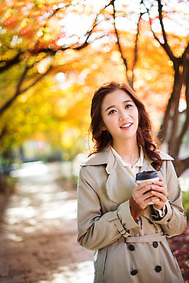 포토 JPG 주간 여자 여유 커피 티타임 휴식 따뜻함 한명 상반신 20대 성인 야외 앞모습 산책 한국인 가을 트렌치코트 테이크아웃 수목원 파주 청년여자한명만 성인여자한명만 국내포토 자연요소 1 계절 감정 음료 뷰포인트 컨셉 사람 동양인 청년 코트 경기도 여자한명만 성인여자만 청년여자만 파일형식