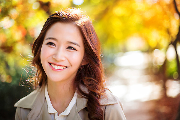 포토 JPG 주간 여자 여유 휴식 한명 미소 상반신 20대 성인 야외 앞모습 아웃포커스 산책 한국인 가을 트렌치코트 상쾌 수목원 파주 청년여자한명만 성인여자한명만 국내포토 자연요소 1 계절 감정 뷰포인트 컨셉 촬영기법 표정 사람 동양인 청년 코트 경기도 여자한명만 성인여자만 청년여자만 파일형식