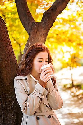 포토 JPG 주간 여자 여유 커피 티타임 휴식 따뜻함 한명 상반신 20대 성인 야외 기댐 산책 한국인 마시기 가을 트렌치코트 나무기둥 테이크아웃 수목원 파주 청년여자한명만 성인여자한명만 국내포토 자연요소 1 계절 감정 음료 컨셉 모션 사람 동양인 청년 코트 경기도 여자한명만 성인여자만 청년여자만 파일형식